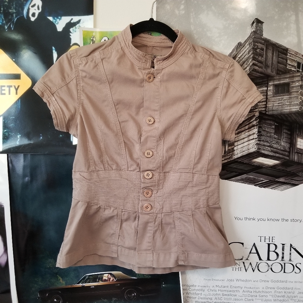 Fitted khaki button up top